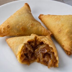 SAMOSA DE CEBOLLA CARAMELIZADA